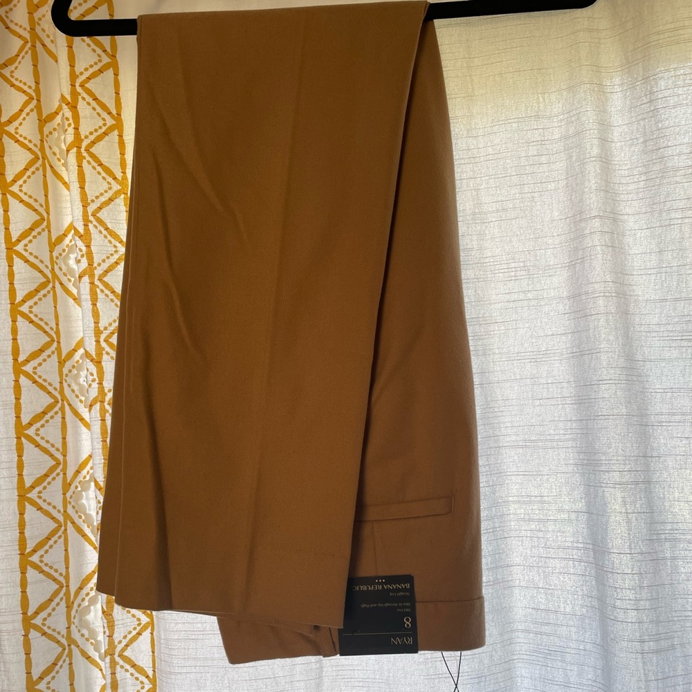 New with tags. Size 8 Banana Republic suit pant.